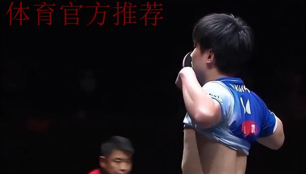 王皓气到收名牌！抿嘴沮丧瞬间被抓拍 与张本智和握手黑脸毫无生机